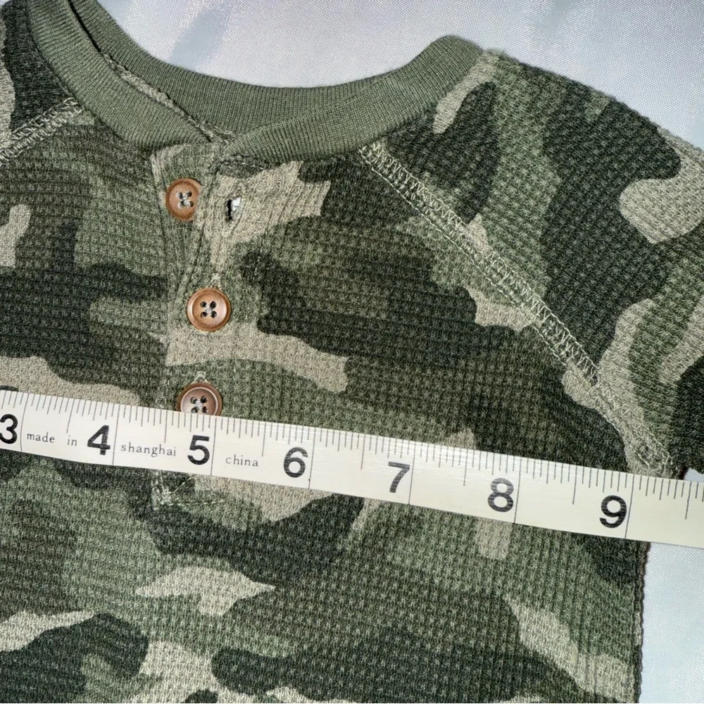 Old Navy Camouflage Thermal Long Sleeve Onesie One Piece Baby/Infant 0-3 mos‎